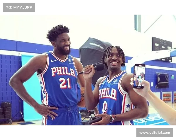 恩比德迟到引发马克西愤怒原因解析，背后隐藏的球队内部情绪冲突